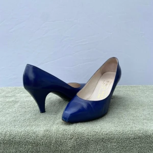 Bruno Magli Klackar - Snygga högklackade skor från Bruno Magli i storlek 36.                                                                              Ljusblå färg som ger en fräsch och unik touch till din outfit. Skorna är i bra skick och sparsamt använda. Perfekta för fest, bröllop eller andra tillfällen där du vill ha både stil och komfort.