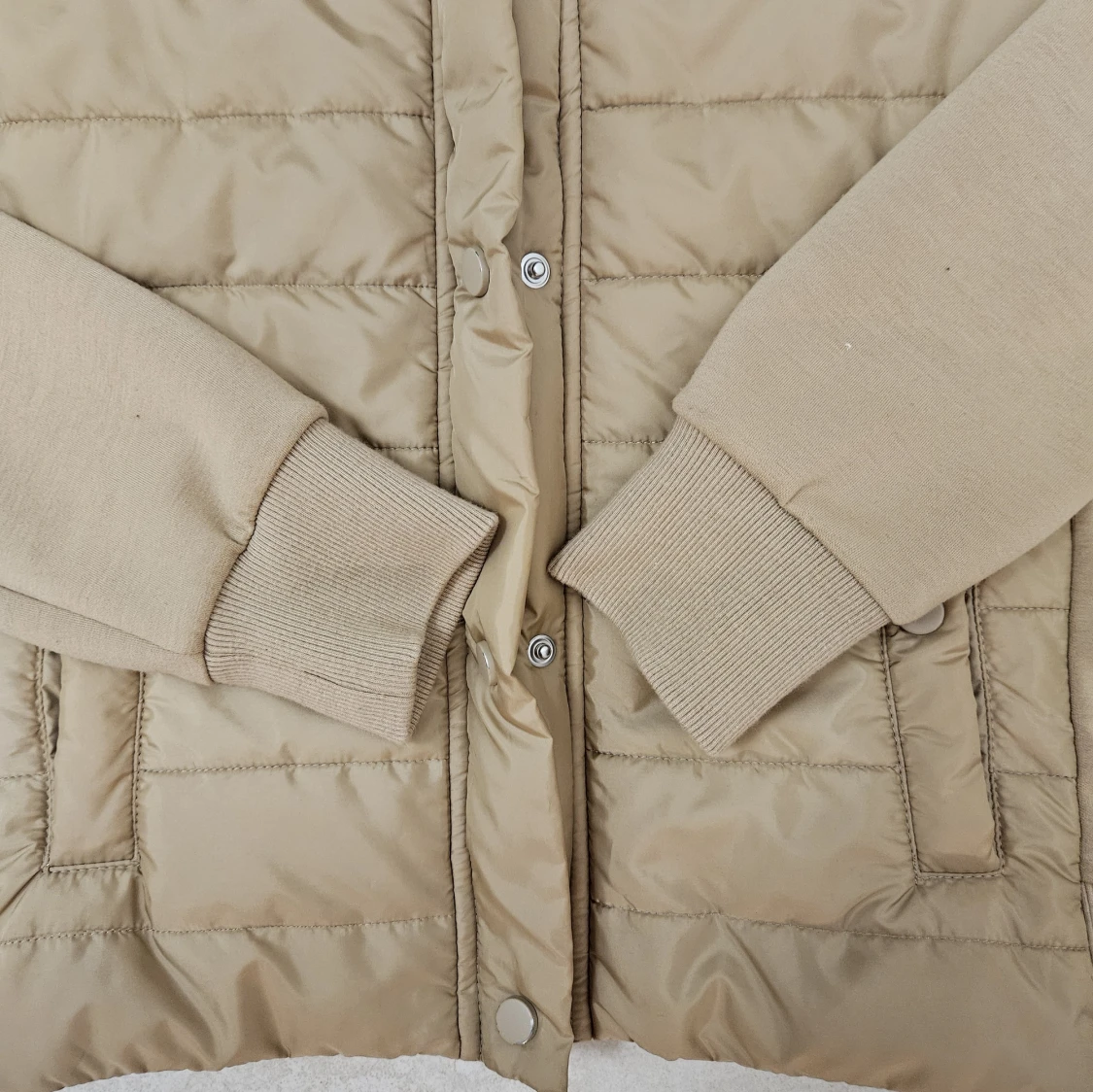 Beige quiltad pufferjacka från Reiss - 4