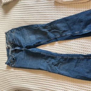 Blå bootcut jeans med utsvängda ben - Snygga blåa bootcut jeans från Gina tricot. Har några slitningar på hälen av byxan😊priset är förhandlingsbar 