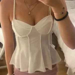 Vita korsettopp - korsetttopp från h&m, inga defekter första bilden är inte min