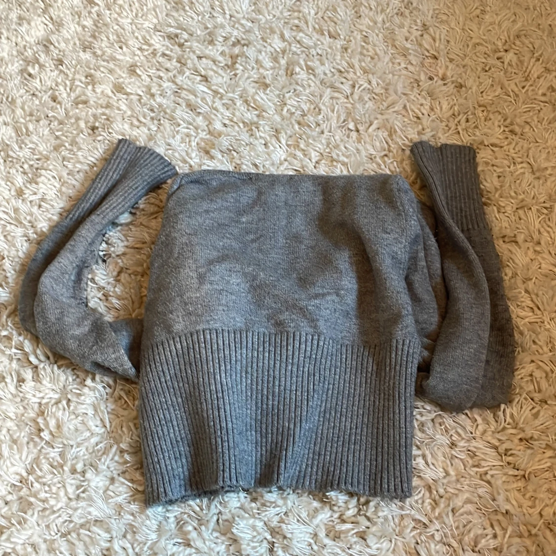 Grå croppad hoodie från Gina Tricot - 3