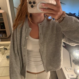 Söt grå stickad kofta - Supersöt grå stickad kofta från Gina tricot i storlek S.💞💞