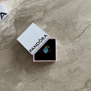 Blå hamsa berlock från Pandora - Jättefin berlock i form av en Hamsa hand, från Pandora. Helt ny! Pläterad med 14k guld Originalask + presentpåse medföljer Nypris: 899kr