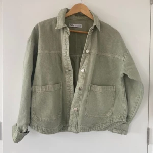 Jeansjacka  - Grön jeansjacka från Zara, superfint skick💗