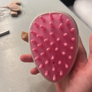 Rosa hårsak  med handtag - En hårsak som är använd en gång bara.