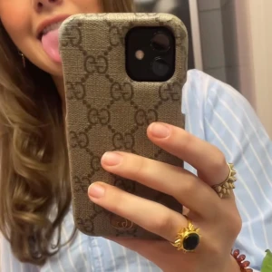 Gucci mobilskal  - Gucci mobilskal för iPhone 12. Stilnummret ser man på sista bilden❣️org pris 4200kr