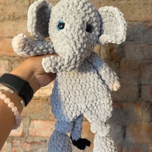 Virkad elefantsnutte - Virkad elefantsnutte i mjukt oeko-tex certifierat garn. Gjord av mig i hemmiljö där både hund och katt förekommer. 