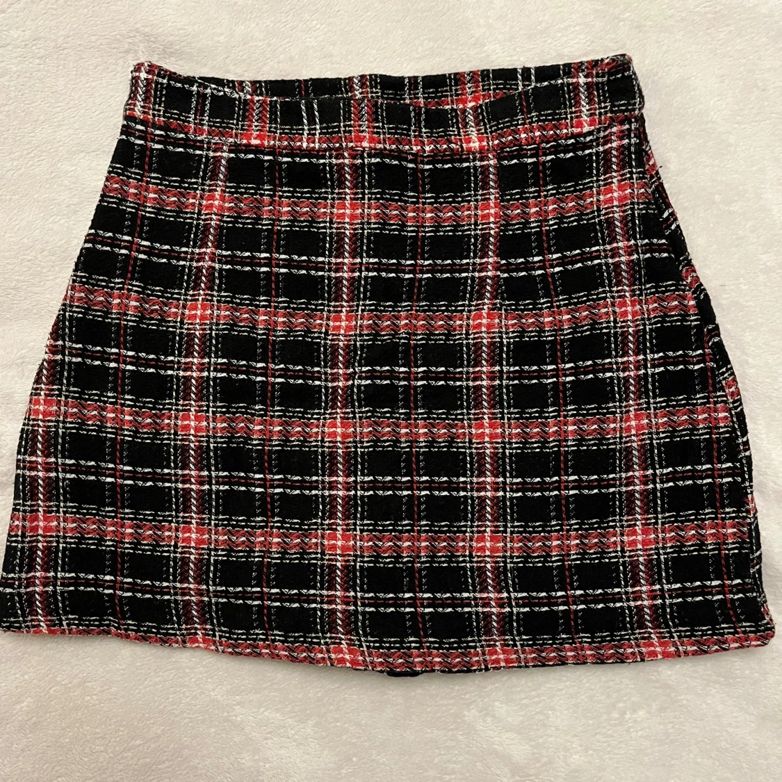 Rutig kortkjol från LELA i röd och svart - 1