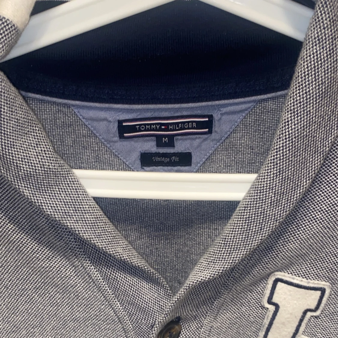 Grå knapp-kofta från Tommy Hilfiger - 2