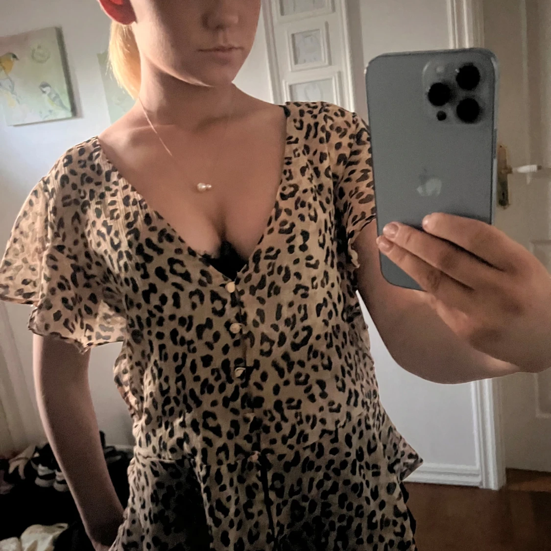 Leopardmönstrad blus med volang - 1