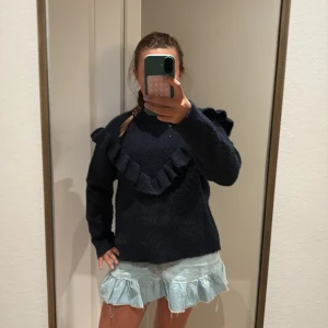 Jätte fin tröja💕 - Supersöt mörkblå stickad tröja från Gina  med volangdetalj, den är jätte mysig och fin till hösten! Älskar denna men tyvärr är den lite förstor💕