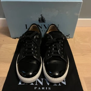 svarta lanvins  - Svarta lanvins i storlek uk 7/41 eu. Väl omhändertagna. Finns inga stora defekter. Original dustbag och låda medföljer. Skriv om du har frågor. 