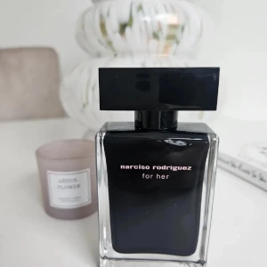 Narciso Rodriguez For Her EdT  - 90-95% full, säljs då doften tyvärr inte var något för mig 