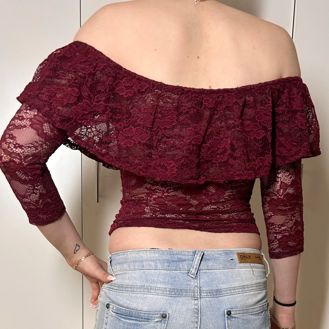 Off shoulder spetstopp med volang vinröd  - 2