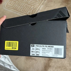 Adidas F50 Elite FG Messi fotbollsskor - Snygga Adidas F50 Elite FG Messi fotbollsskor i silver med blå och neongula detaljer. Skorna har snörning och är designade för gräsplan. Lätta och smidiga med klassisk F50-look och Messi branding. Perfekta för dig som vill sticka ut på planen. Skor som aldrig är använda, samt Vid snabb äffär går priset att diskutera! MVH 