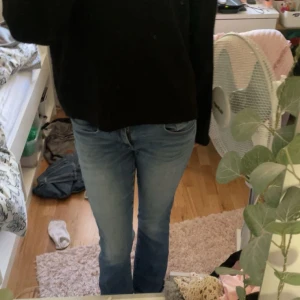 Ljusblå american eagle jeans - Säljer ett par ljusblå jeans med bootcut passform. Jeansen har klassisk femficksdesign, normal midja och är tillverkade i mjukt denimtyg. Perfekta för dig som gillar en avslappnad men ändå snygg stil. Om frågor kom privat❣️