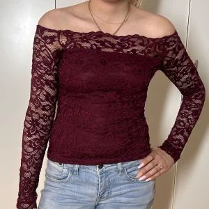 Off shoulder spetstopp h&m vinröd  - Vinröd off shoulder spetstopp från h&m i storlek s, passar även xs.   Köp sker via köp nu, jag postar inom 24h. Kvar tills markerad såld 