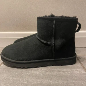 svarta uggs - ett par svarta uggs i modellen classic mini. de är impregnerande och i mycket bra skick förutom att de är lite fläckiga och smutsiga på sulan. köpte dem för 2299kr. pris kan diskuteras, ge gärna rimliga prisförslag! hör av er vid frågor eller intresse! 🙏💘