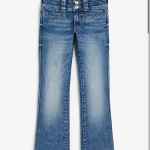 Blå bootcut jeans från H&M - Snygga blå bootcut jeans från H&M med justerbar midja och låg midja. Trendiga och nästan alltid slutsålda på H&M.