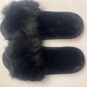 Svarta fluffiga sandaler med päls - Svarta sandaler med mjuk och fluffig fuskpäls över foten. Aldrig använda då dom är i fel storlek 