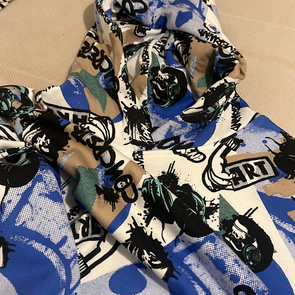 Färgglad hoodie med graffiti från Lindex - 1