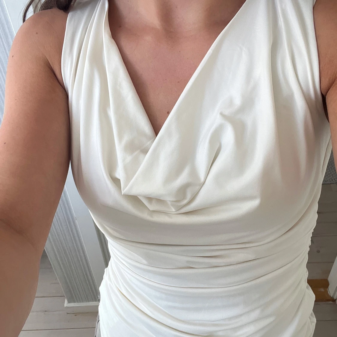 Vit draperad ärmlös topp