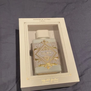 Bade'e Al Oud Honor & Glory 100ml - Skulle säja att det är en fräsch krämig ananas doft som är unik och lätt att bära under sommaren men också under lite kyligare dagar. Ordinarie pris 399