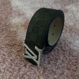 Lv bälte svart - Lv bälte till salu, finns i olika storlekar bara skriv vilken ni behöver, silver logo med svart skärp.