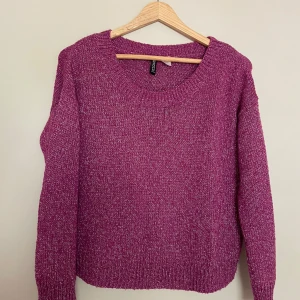 Glittrig lila stickad tröja H&M - Superfin lila stickad tröja från H&M med glittriga inslag. Tröjan har rund halsringning och långa ärmar. Perfekt för dig som vill ha något extra i vardagen. Materialet är mjukt och skönt mot huden. 