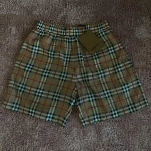 Burberry shorts  - Burberry shorts till salu, storlek S helt nya aldrig använda. 