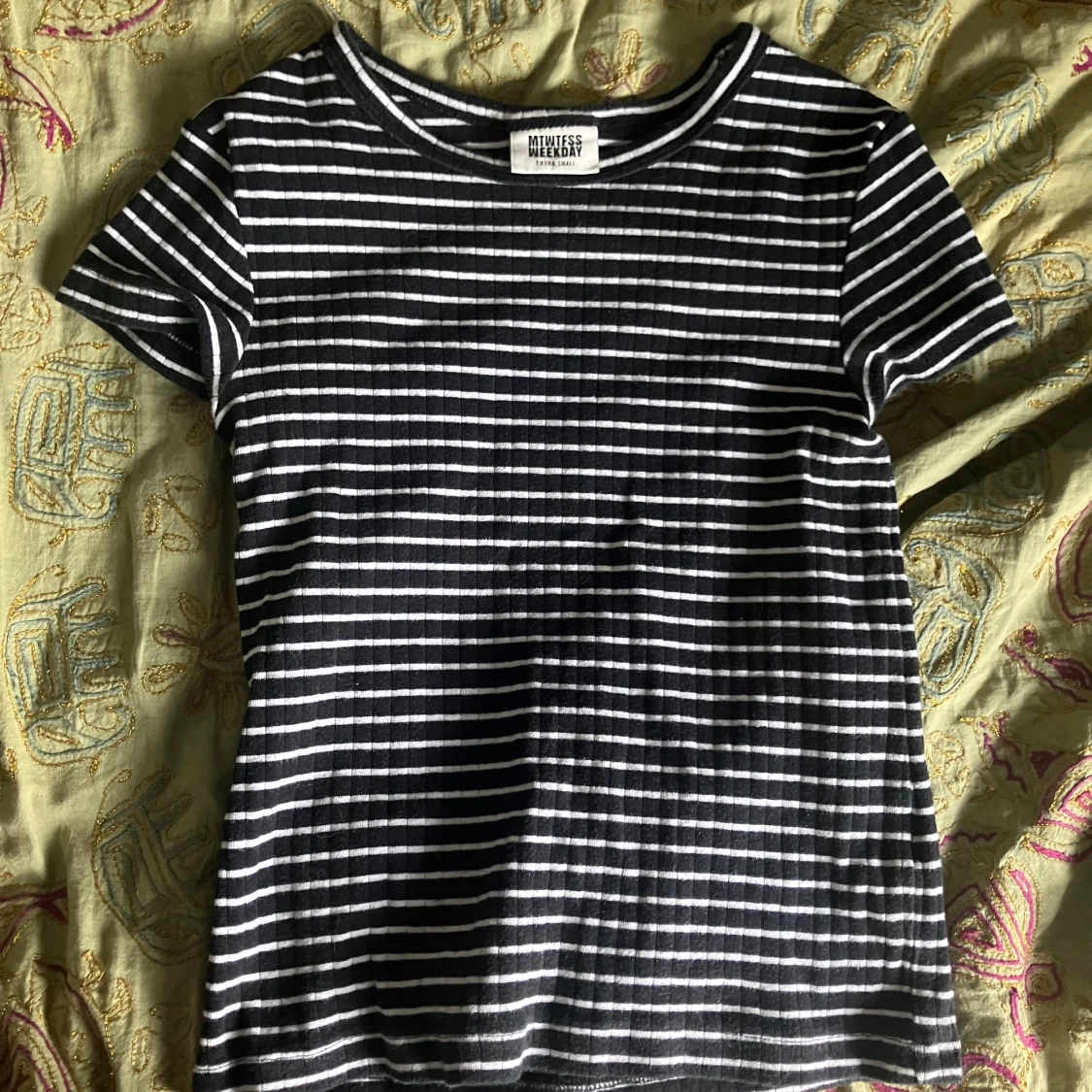 Randig svartvit t-shirt från Weekday