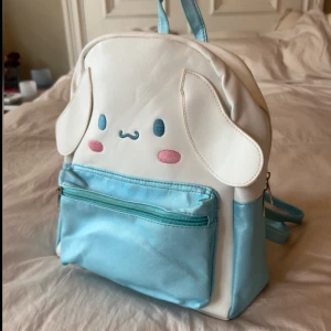 Cinnamoroll ryggsäck - Supersöt Sanrio ryggsäck 🩵 Rymmer mycket! Perfekt för skolstarten 🪽 (Lite avfärgning)