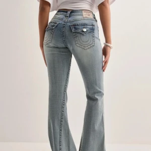 lågmidjade true religion jeans - lågmidjade true religion jeans i modellen joey supersöta och andvända en gång, säljer då dom är för stora💞nypris 1200 måste bli av me dom!! Skriv för fler bilder🙏🏻