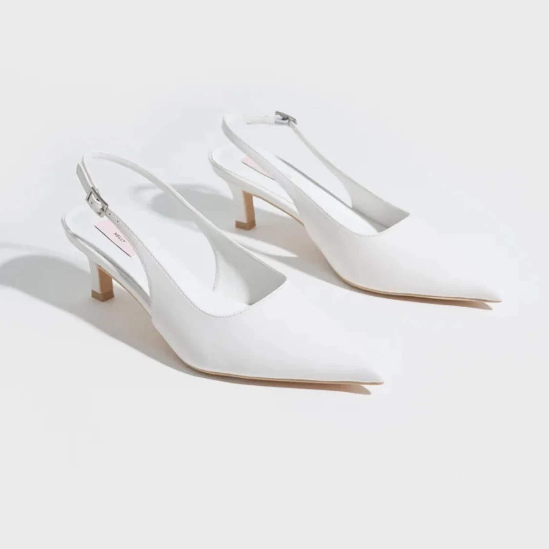 Helt nya vita pumps med spetsig tå och låg klack - 1