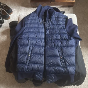 Marinblå dunvästjacka från Polo Ralph Lauren - Säljer min Ralph Lauren som är sparsamt använd. Jackan passa 175cm och är i väldigt bra skick. Nypris ligger på närmare 3000kr. Därför är detta ett bra köp. Billigare om hämtas!