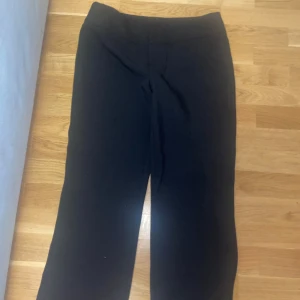 Low waist kostymbyxor från gina - Säljer dessa superfina kostymbyxorna från Gina. De är köpta för 2 mån sen och aldrig använda