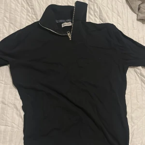 Svart half zip-tröja Jack & Jones - Svart långårmad tröja från jacknjones bra skick och den passar perfekt för storlek S och även i xs. Pris diskuteras i dm 