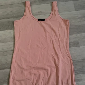 Rosa linnetopp med spets från Cubus - Supersöt ljusrosa linnetopp från Cubus med breda axelband och rundad halsringning. 