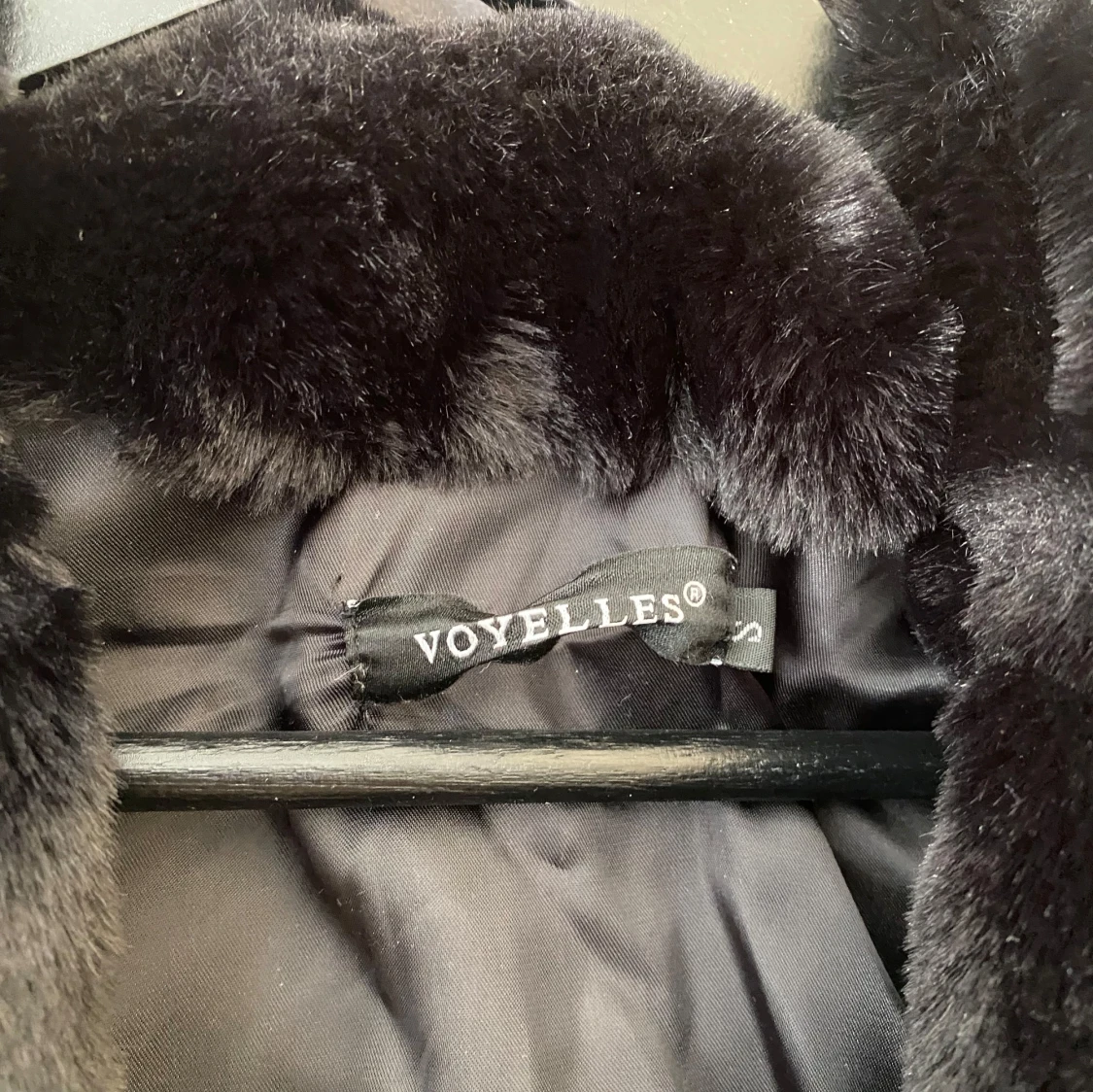 Svart pälsjacka med huva från Voyelles - 2