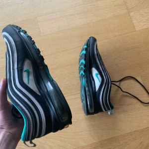 Nike 97 - Tja säljer ett par skor som jag nästan aldrig använder storlek 42,5 men skulle säga att dom passar 41