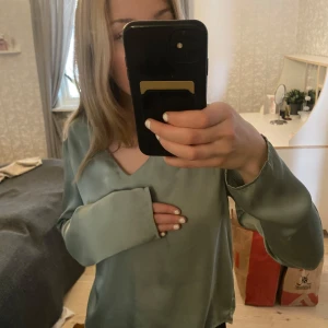 Ljusgrön satinblus  - Suuupersnygg blus som är skön och enkel men klär upp en outfit, säljer då den inte får tillräckligt med kärlek🙌🏼💞