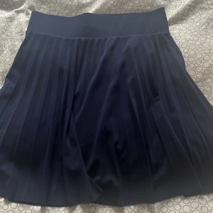 Mörkblå plisserad kjol från Anna Field - Säljer en söt mörkblå plisserad kjol från Anna Field. Kjolen har bred midjeresår och klassiska veck. Nästan aldrig använd! Pris går att diskutera 💕