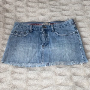 lågmidjad jeanskjol - ljusblå lågmidjad jeanskjol, supersnygg💕💕Storlek 6, skulle uppskatta till ungefär M