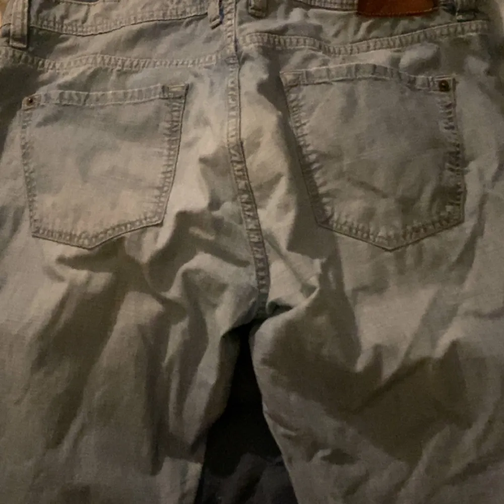 Säljer ett par gråa jeans från Massimo Dutti i regular fit-modell. Byxorna har klassisk femficksdesign, normal passform och är tillverkade i ett mjukt bomullsmaterial. Perfekta för en avslappnad stil.. Farkut & Housut.