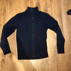 Tommy Hilfiger full zip - Säljer denna full zip för att jag behöver pengar. Använd max 3 gånger. Som ny Cashmere och bomull. Priset kan gå ner vid snabba köp