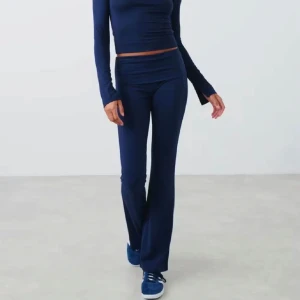 Mörkblå yoga pants - Säljer fina mörk blåa yoga pants från Gina i storlek S. Säljs pågrund av att den aldrig använts men den har inga defekter och är som helt ny! Hör gärna av vid frågor&pris går att diskuteras💞