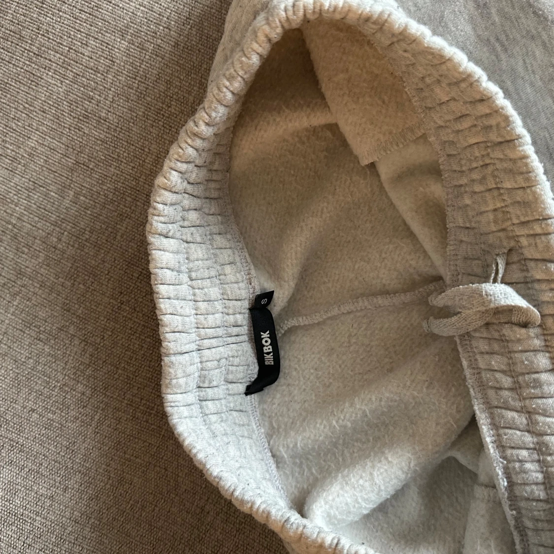 Grå mjukisshorts från Bik Bok - 2