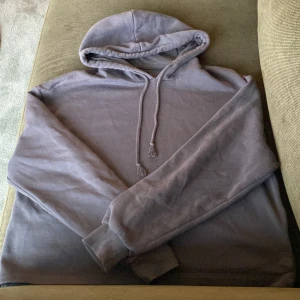 Grå hoodie från Pieces - Mysig grå hoodie från Pieces med huva och dragsko. Tröjan har långa ärmar och en klassisk, enkel design utan tryck eller mönster. Perfekt för en avslappnad stil.