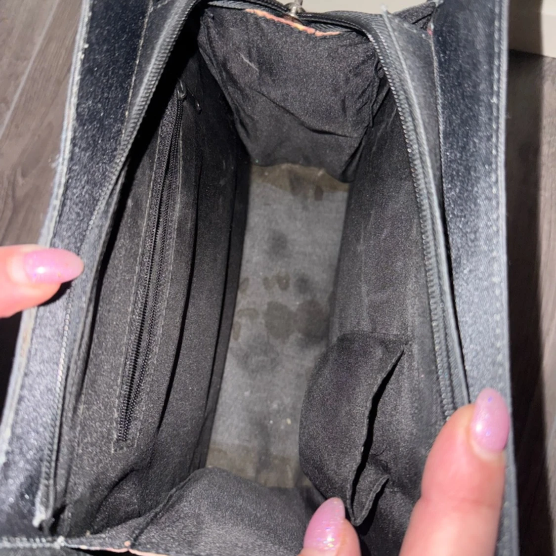 Svart handväska med kedjerem och dekorerat handtag - 2