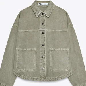Grön jeansjacka - Säljer en super snygg grön jeansjacka från Zara då den inte kommer till användning. 
